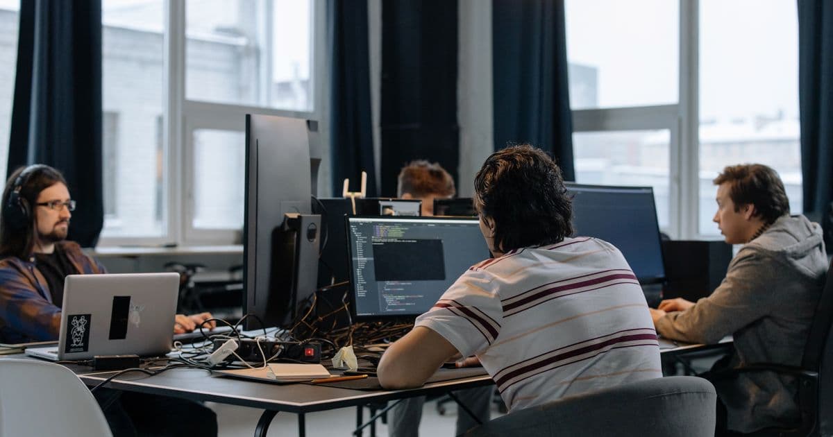 Equipa de desenvolvimento de software a trabalhar num escritório moderno